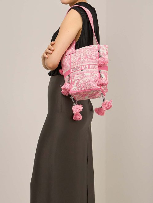 Dior D Bubble Bucket Canvas Neon Pink / Weiß auf Modell | Verkaufen Sie Ihre Designer-Tasche