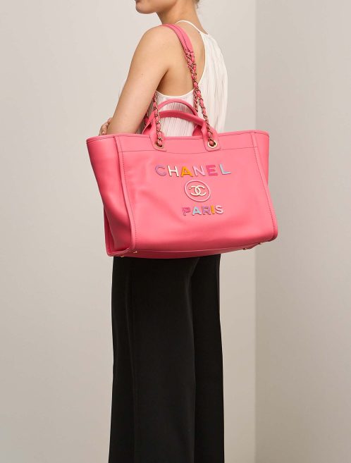 Chanel Deauville Medium Lammleder Pink / Mehrfarbig am Modell | Verkaufen Sie Ihre Designertasche