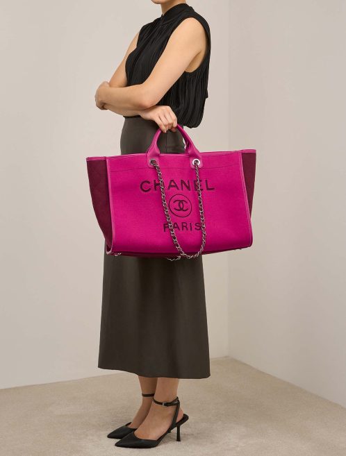 Chanel Deauville Large Filzschutz / Lammleder Fuchsia / Bordeaux auf Modell | Verkaufen Sie Ihre Designer-Tasche