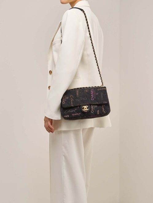 Chanel Timeless Medium Fabric / Denim Multicolour auf Modell | Verkaufen Sie Ihre Designer-Tasche