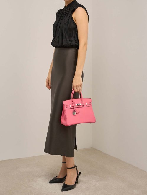 Hermès Birkin 25 Swift Rose Azalée auf Model | Verkaufen Sie Ihre Designer-Tasche