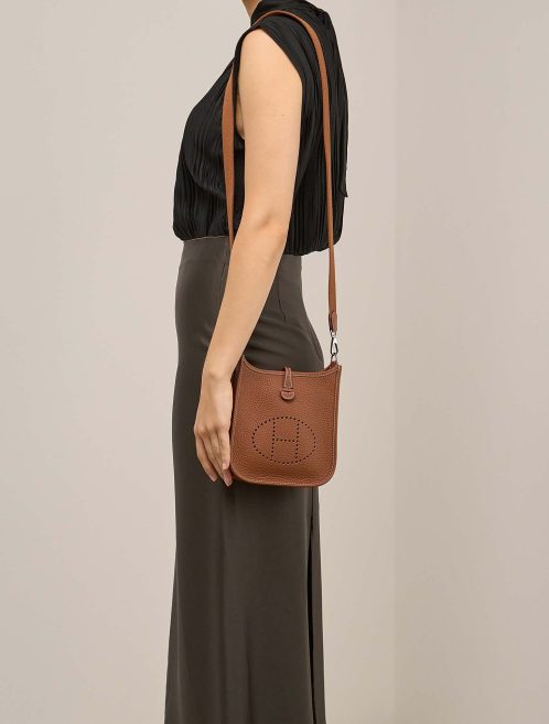 Hermès Evelyne 16 Taurillon Clémence Gold auf Modell | Verkaufen Sie Ihre Designer-Tasche