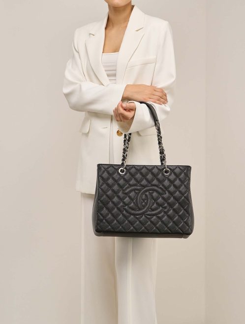 Chanel Shopping Tote GST Caviar-Leder Schwarz auf Model | Verkaufen Sie Ihre Designertasche