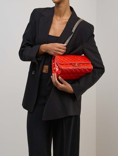 Chanel 2.55 Reissue 225 Patent Rot auf Modell | Verkaufen Sie Ihre Designer-Tasche