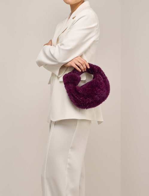 Bottega Veneta Jodie Small Shearling Burgundy auf Modell | Verkaufen Sie Ihre Designer-Tasche