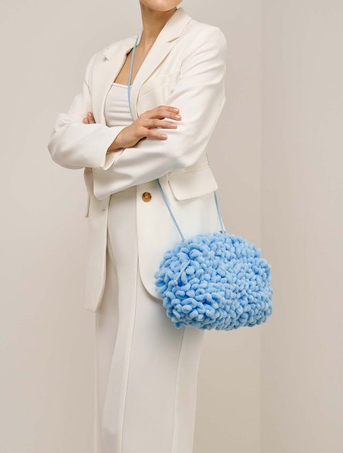 Bottega Veneta Pouch Small Chenille / Lammleder Hellblau auf Modell | Verkaufen Sie Ihre Designer-Tasche