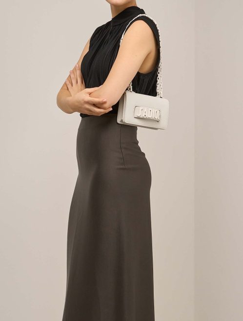 Dior J&#039;Adior Mini Kalbsleder Off White on Model | Verkaufen Sie Ihre Designer-Tasche
