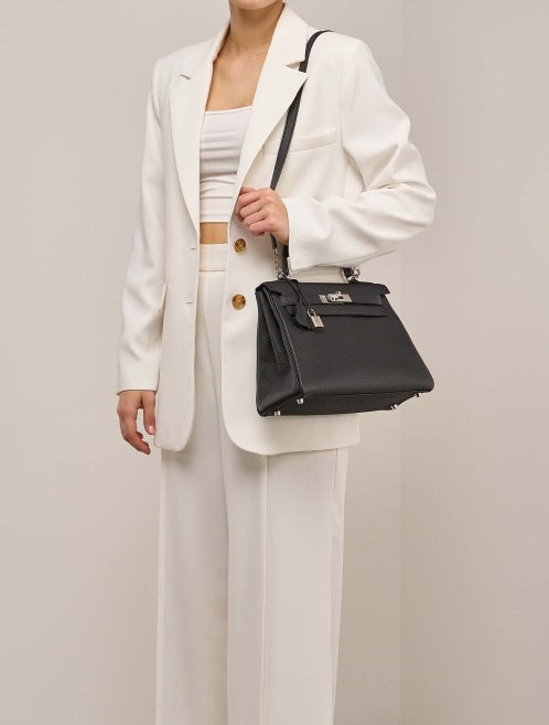 Hermès Kelly 28 Togo Schwarz auf Modell | Verkaufen Sie Ihre Designer-Tasche