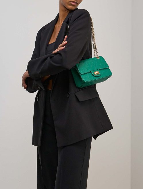 Chanel 2.55 Reissue 224 Aged Kalbsleder Grün auf Modell | Verkaufen Sie Ihre Designer-Tasche