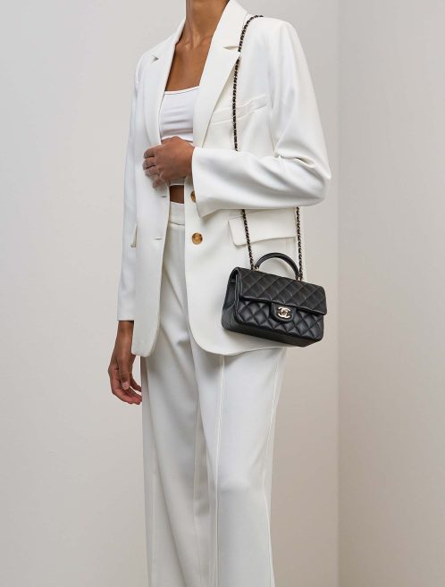 Chanel Timeless Mini Rectangular Lammleder Schwarz auf Modell | Verkaufen Sie Ihre Designer-Tasche