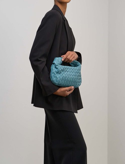 Bottega Veneta Jodie Mini Lammleder Türkis auf Modell | Verkaufen Sie Ihre Designer-Tasche