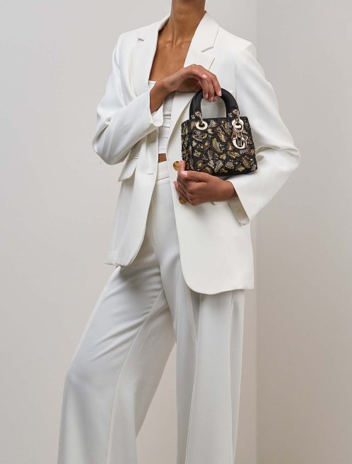 Dior Lady Bijou Mini Satin Schwarz auf Modell | Verkaufen Sie Ihre Designer-Tasche