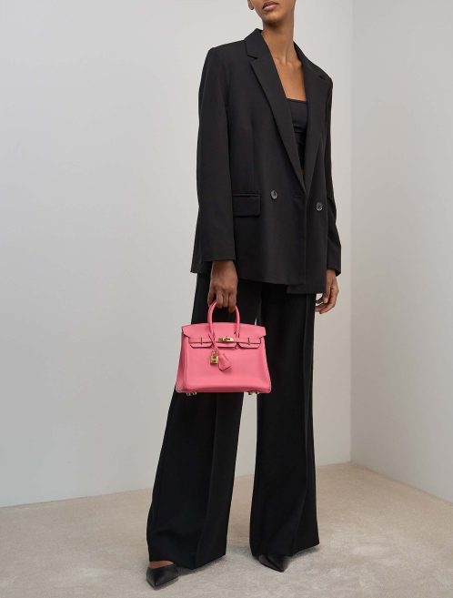 Hermès Birkin 25 Swift Rose Azalée auf Model | Verkaufen Sie Ihre Designer-Tasche