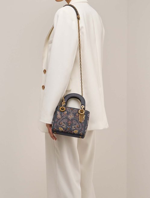 Dior Lady Mini Denim Blau auf Modell | Verkaufen Sie Ihre Designer-Tasche