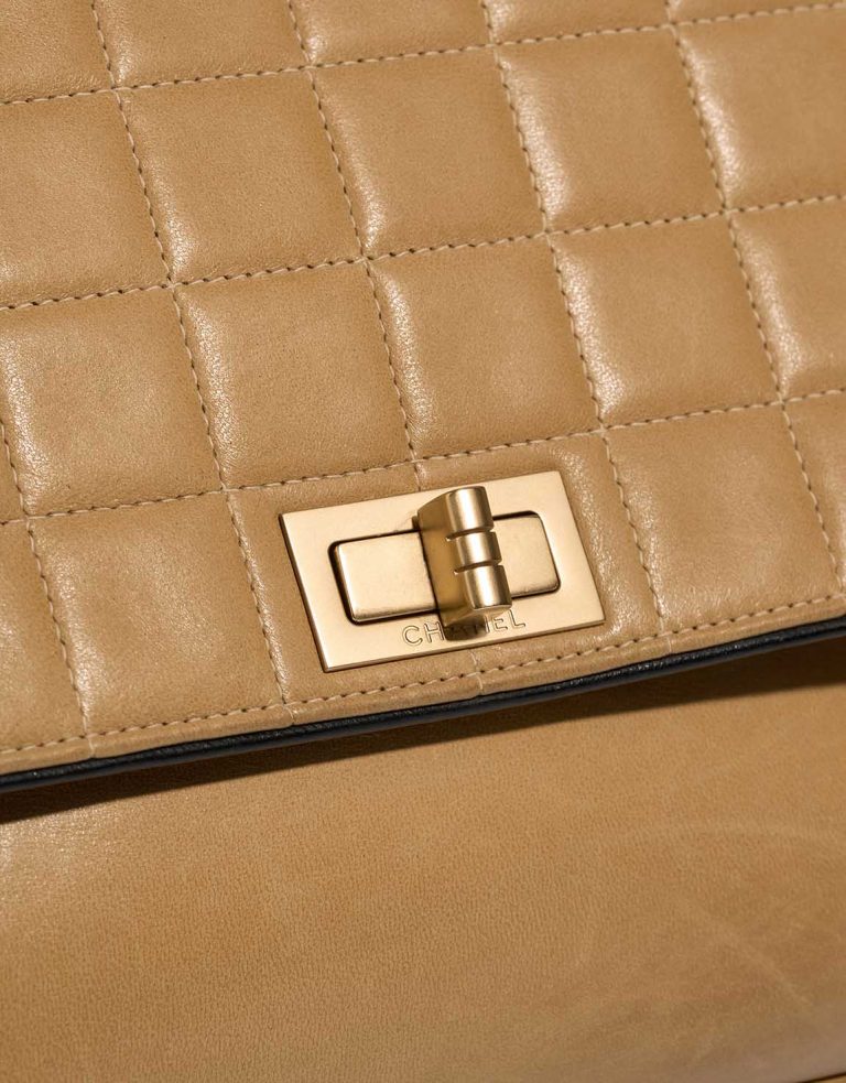 Chanel 2.55 Reissue Chocolate Bar Lamb Beige Closing System | Sell your designer bag