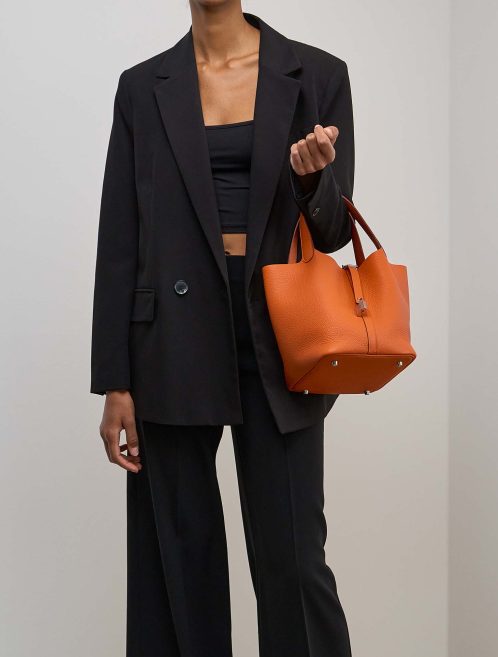 Hermès Picotin 22 Taurillon Clémence Orange auf Modell | Verkaufen Sie Ihre Designer-Tasche