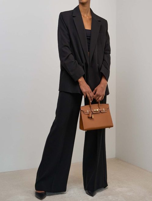 Hermès Birkin 25 Epsom Gold auf Modell | Verkaufen Sie Ihre Designertasche
