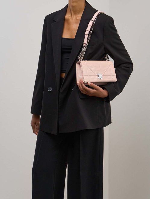 Dior Diorama Small Patent Light Pink on Model | Verkaufen Sie Ihre Designer-Tasche