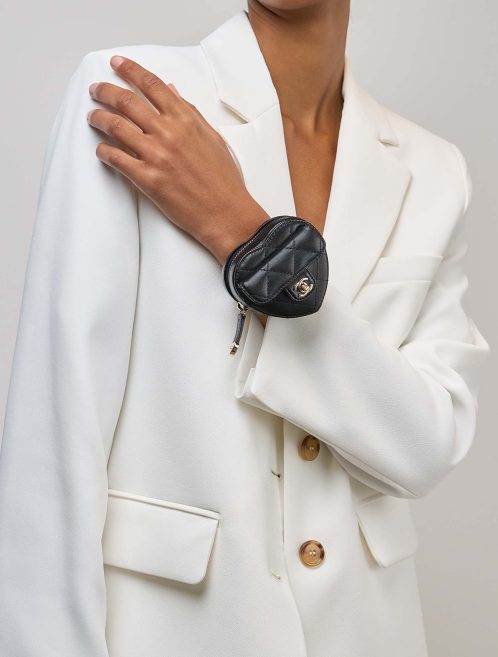 Chanel Timeless Heart Micro Lammleder Schwarz auf Modell | Verkaufen Sie Ihre Designer-Tasche