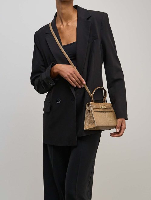 Hermès Kelly Mini Lizard Ficelle on Model | Sell your designer bag