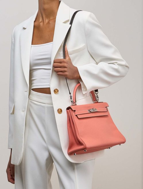 Hermès Kelly Strap Porosus Crocodile Graphite on Model | Sell your designer bag