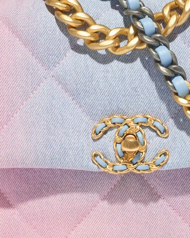 Details einer Chanel 19 aus blau-rosa Denim mit Farbverlauf und dreifarbiger Hardware. Bild: Chanel