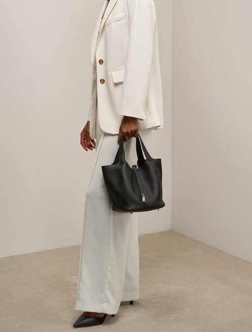 Hermès Picotin 22 Taurillon Clémence Schwarz auf Modell | Verkaufen Sie Ihre Designer-Tasche