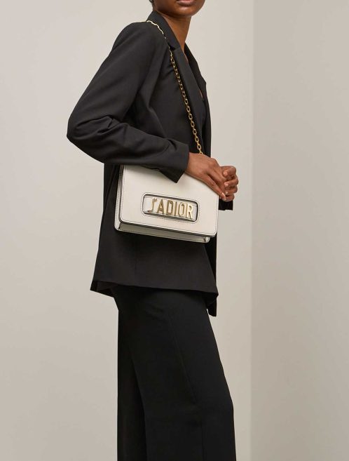 Dior J&#039;Adior Medium Kalbsleder Weiß auf Modell | Verkaufen Sie Ihre Designer-Tasche