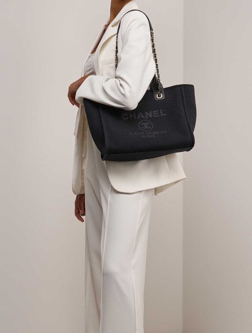 Chanel Deauville Small Cotton Black on Model | Verkaufen Sie Ihre Designer-Tasche