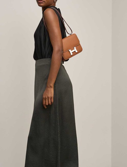 Hermès Constance 18 Epsom Gold auf Modell | Verkaufen Sie Ihre Designer-Tasche
