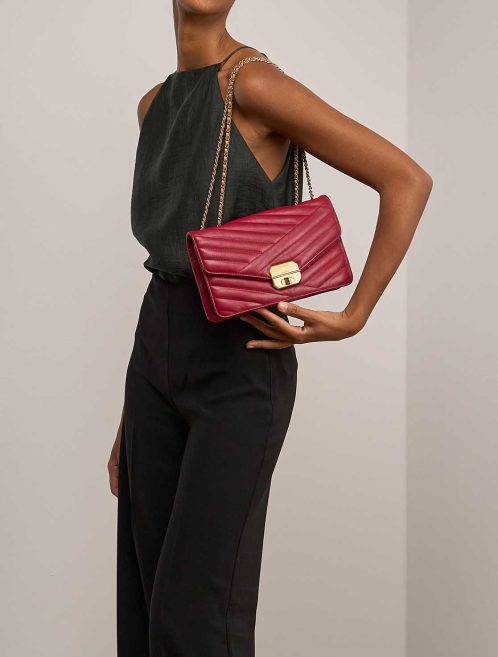 Chanel Gabrielle Flap Bag Medium Lammleder Burgundy auf Modell | Verkaufen Sie Ihre Designer-Tasche