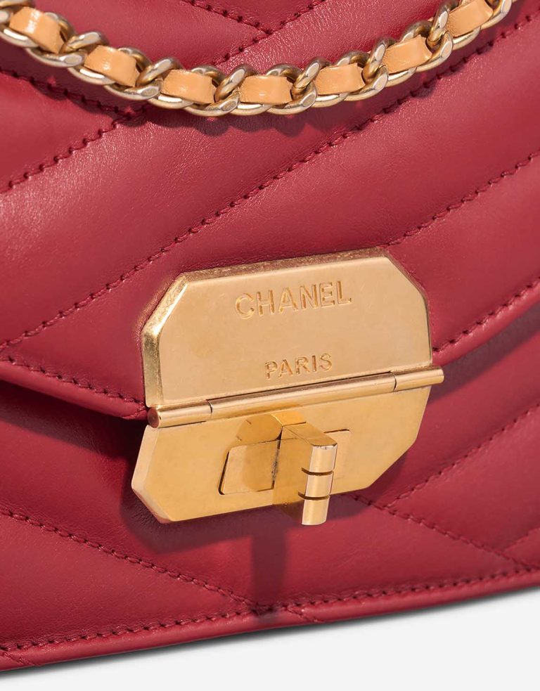 Chanel Gabrielle Flap Bag Medium Lamb Burgundy Closing System | Sell your designer bag