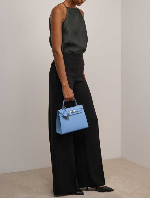 Hermès Kelly 25 Epsom Bleu Céleste auf Model | Verkaufen Sie Ihre Designertasche