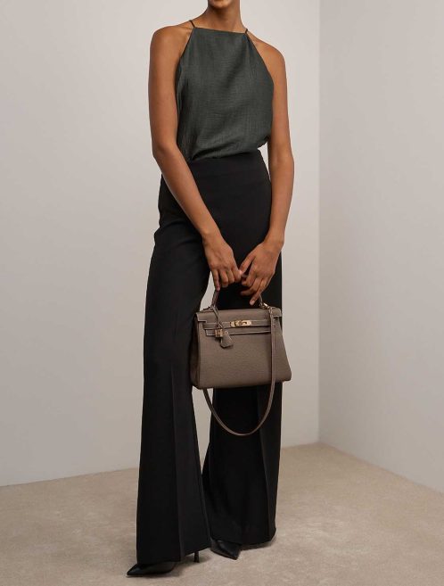 Hermès Kelly 28 Taurillon Clémence Étoupe auf Model | Verkaufen Sie Ihre Designertasche