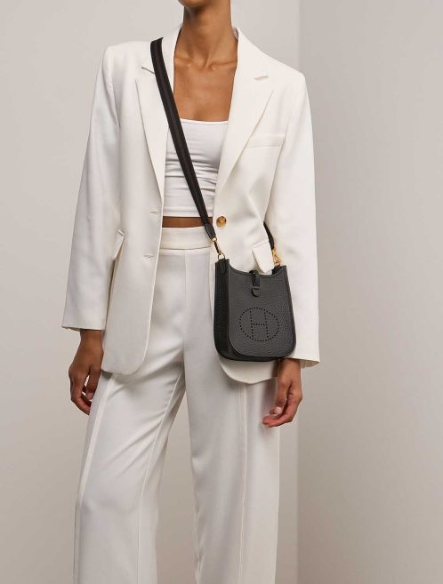 Hermès Evelyne 16 Taurillon Clémence Schwarz auf Modell | Verkaufen Sie Ihre Designer-Tasche