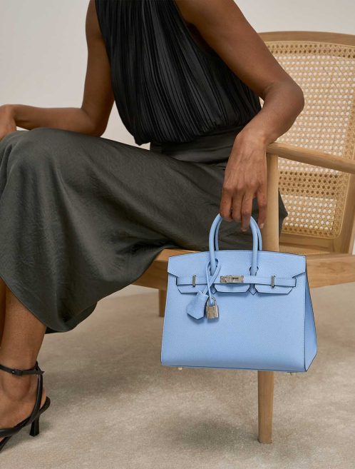 Hermès Birkin 25 Epsom Bleu Céleste on Model | Verkaufen Sie Ihre Designertasche