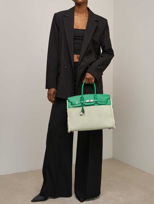 Hermès Birkin Fray 35 Swift / Toile Vert Menthe on Model | Verkaufen Sie Ihre Designertasche