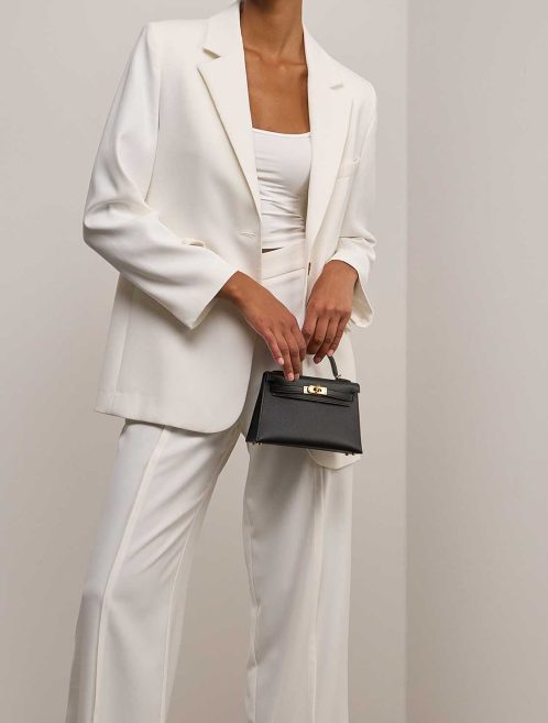 Hermès Kelly Mini Epsom Schwarz auf Model | Verkaufen Sie Ihre Designertasche
