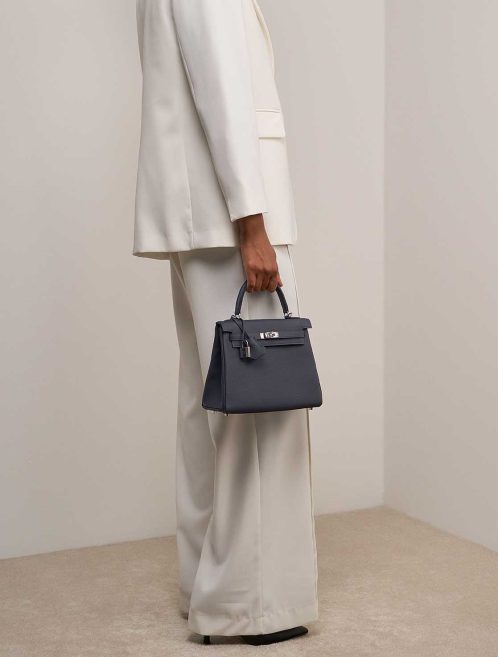 Hermès Kelly 25 Togo Gris Misty auf Modell | Verkaufen Sie Ihre Designer-Tasche