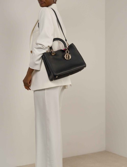 Dior Diorissimo Medium Kalbsleder Schwarz / Fuchsia auf Modell | Verkaufen Sie Ihre Designer-Tasche