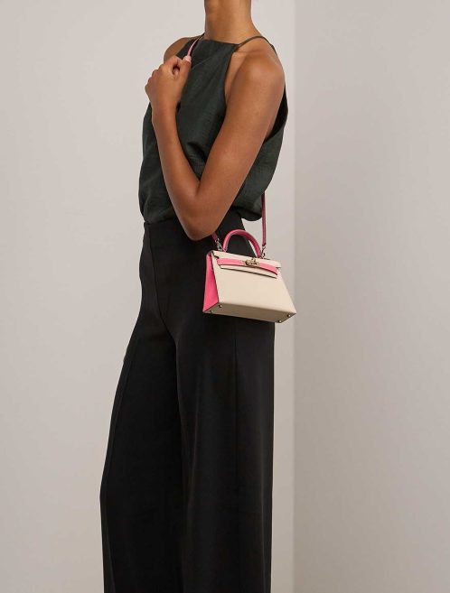 Hermès Kelly HSS Mini Epsom Nata / Rose Azalée auf Modell | Verkaufen Sie Ihre Designer-Tasche