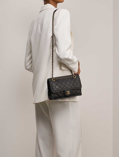 Chanel Timeless Medium Coated Kalbsleder Schwarz auf Modell | Verkaufen Sie Ihre Designer-Tasche