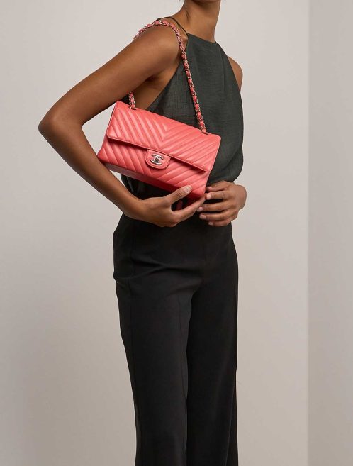 Chanel Timeless Medium Lammleder Rosa auf Modell | Verkaufen Sie Ihre Designer-Tasche