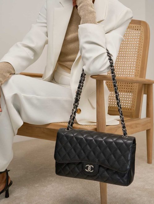 Chanel Timeless Jumbo Caviar Noir sur Modèle | Vendre votre sac de créateur