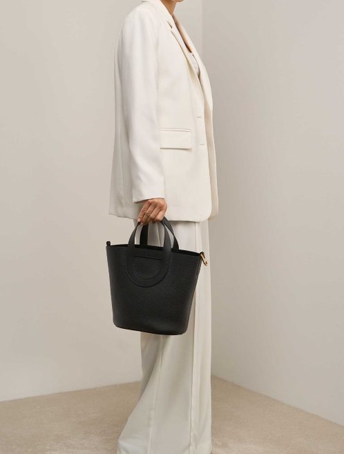 Hermès In-The-Loop 23 Clémence Black Front | Vendre votre sac de créateur
