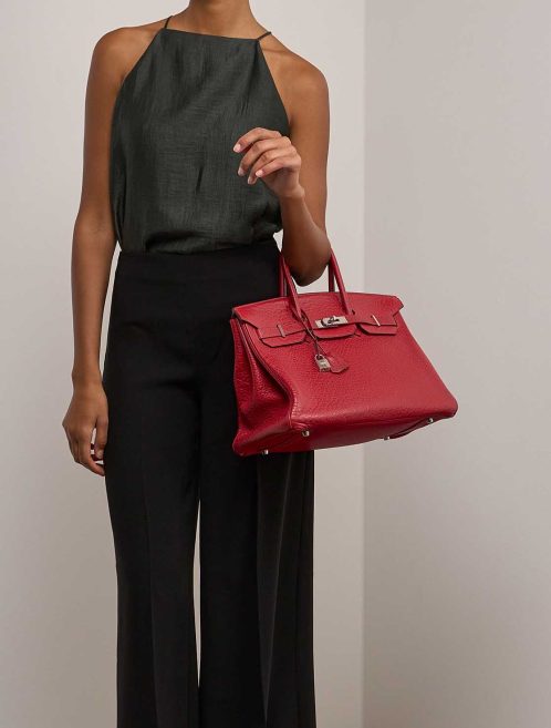 Hermès Birkin 35 Buffalo Rouge Vif auf Model | Verkaufen Sie Ihre Designertasche