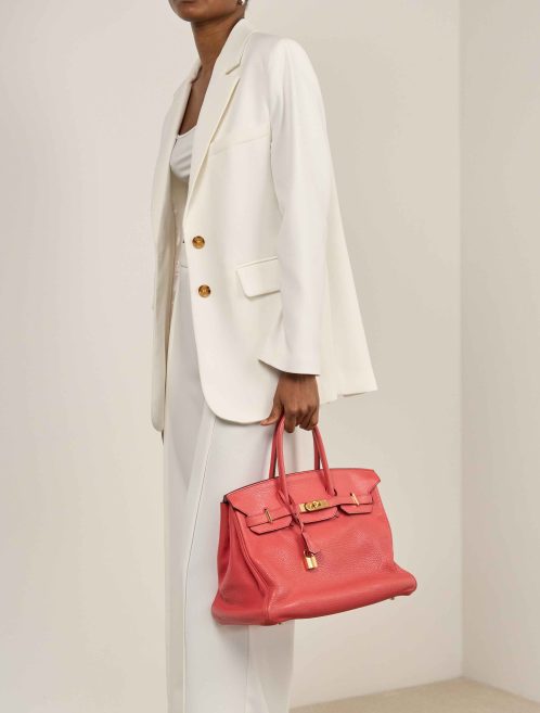 Hermès Birkin 35 Clémence Rouge Duchesse auf Model | Verkaufen Sie Ihre Designertasche