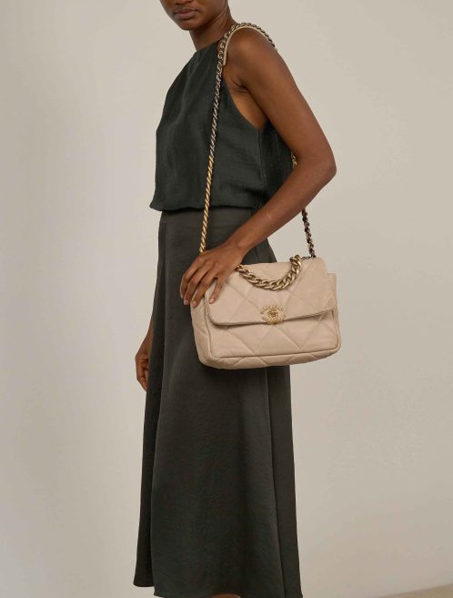 Chanel 19 Flap Bag Lammleder Beige auf Modell | Verkaufen Sie Ihre Designer-Tasche