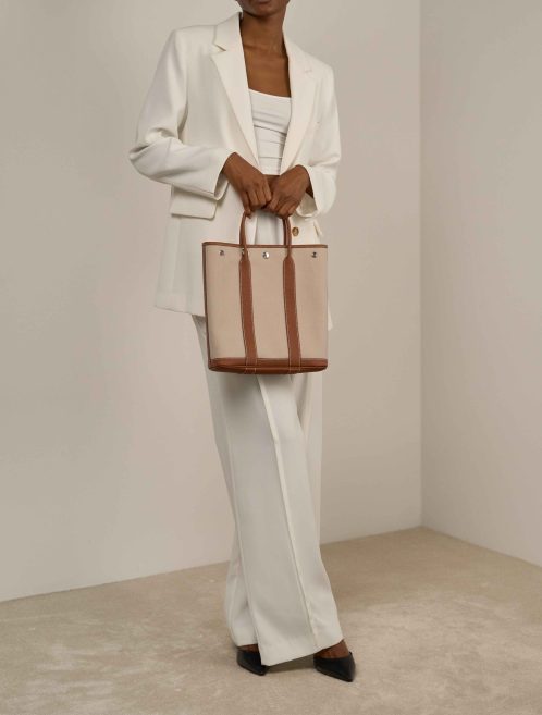 Hermès Garden File 28 Strap Toile / Clémence Béton / Gold on Model | Sell your designer bag