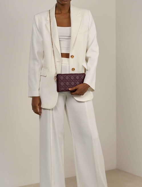 Dior Lady Pouch Lammleder Burgundy auf Modell | Verkaufen Sie Ihre Designer-Tasche